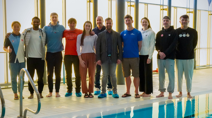 El tècnic i nedadors del Hong Kong Sport Institute amb Nino Marot al centre de la imatge (Comú d'Encamp)