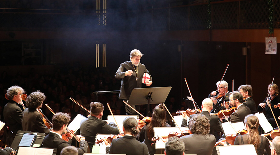 Albert Gumí dirigint l'orquestra