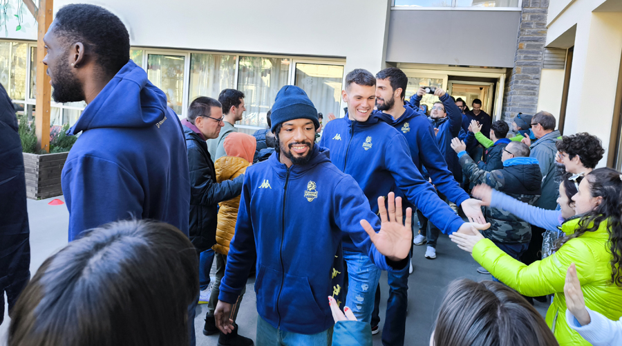 Jugadors del BC Andorra en la seva visita a la fundació (FPNSM)