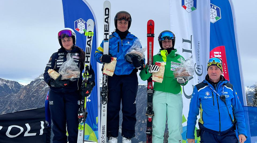 A la dreta, Clàudia Garcia, en el tercer calaix del podi després d'una gran cursa (FAE)