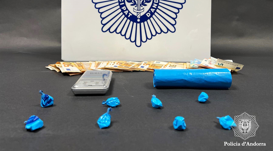 La droga, els diners i material intervingut per la Policia (Policia d'Andorra)