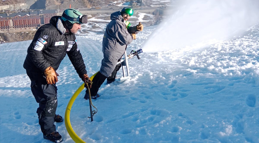 Entrenadors i membres de la FAE regant l'Estadi Creand de Soldeu. Foto: FAE