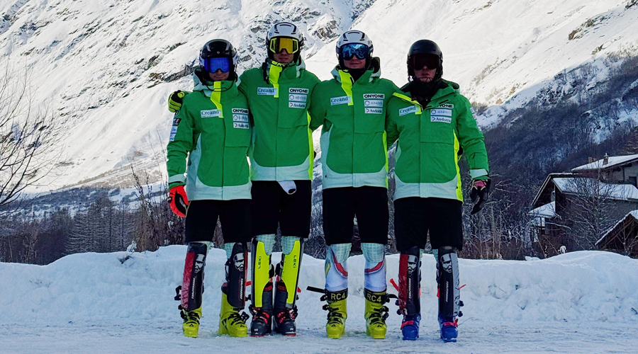Eric Ebri, Àlvar Calvo, Pirmin Estruga i Marc Fernández, abans d'un entrenament. Foto: FAE