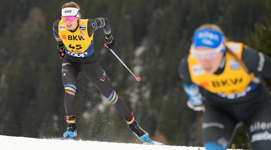 Gina del Rio, a l'esquerra, lluitant una gran cursa sprint (Vanzetta Nordic Focus)