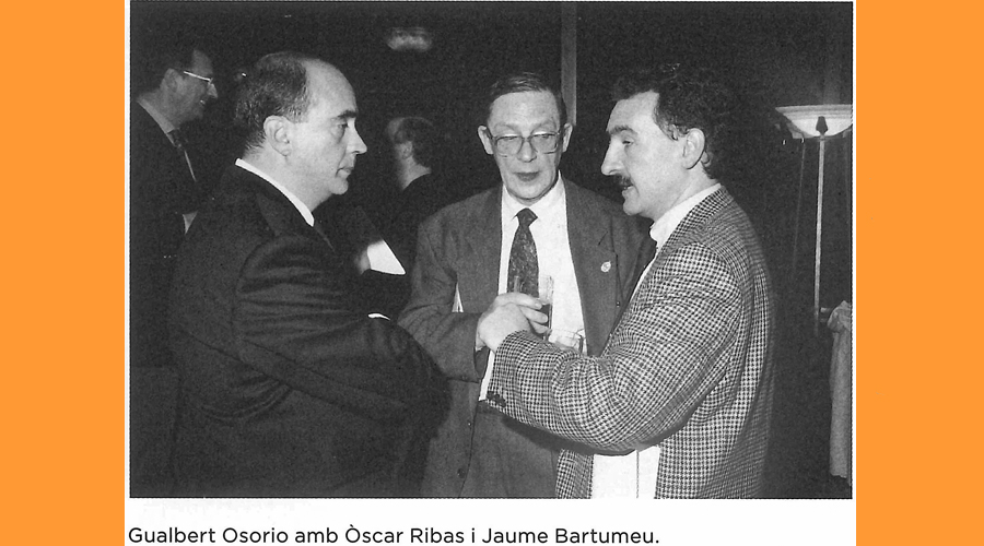 Gualbert Osorio conversant amb Òscar Ribas i Jaume Bartumeu