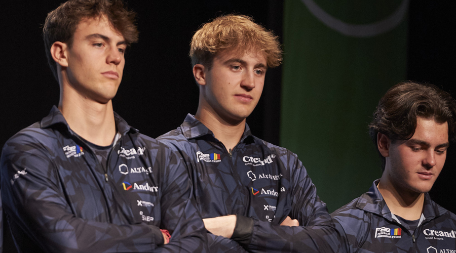 Pere Cornella, al centre de la imatge. Foto: Origami Òscar Rius