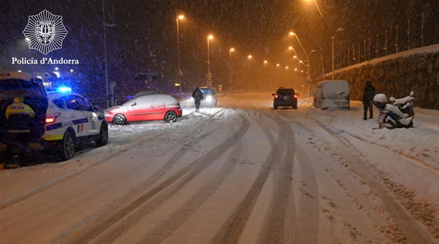 La Policia vetllant per la seguretat en una nit complicada (Policia d'Andorra)