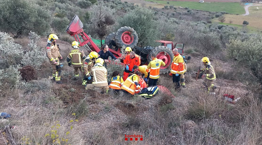 Rescat del conductor del tractor bolcat a Organyà (Bombers.cat)