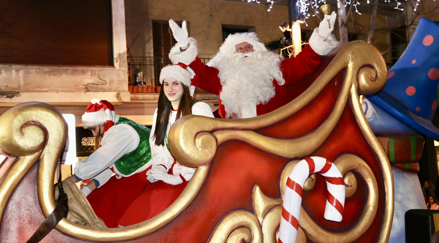 El Pare Noel recorrent els carrers d'Encamp (Comú d'Encamp)