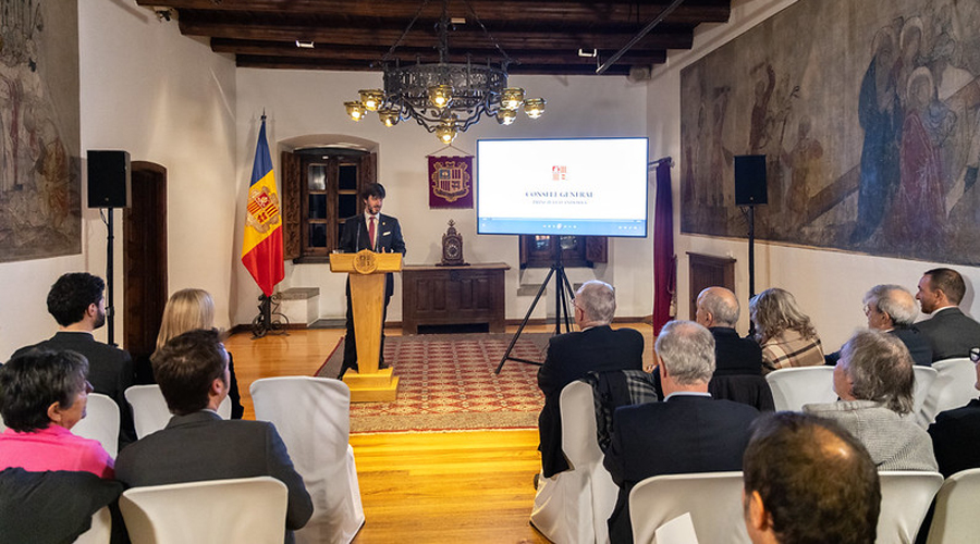 El síndic general intervenint en la presentació de l'audiovisual (Consell General)