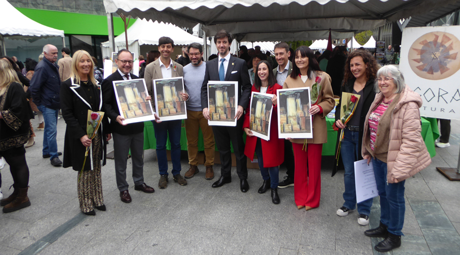 Autoritats amb la litografia de Sant Jordi 2025 dissenyada per l’artista Xavier Casal