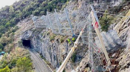 Barreres dinàmiques instal·lades en un dels vessants de la línia