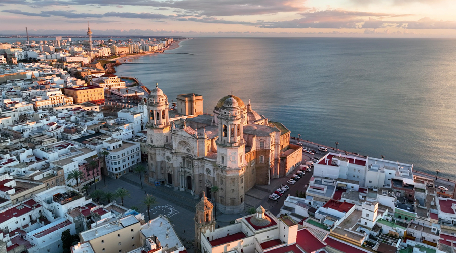 Panoràmica parcial de la ciutat de Cadis amb el mar al fons (Getty images)