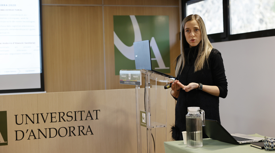 Carlota de Miguel Barbero defensant la seva tesi doctoral (UdA)