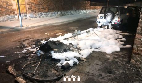 Contenidors incendiats al camí de la Palanca de la Seu d'Urgell, aquesta matinada de dijous