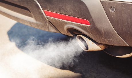 Un cotxe consumint combustible i contaminant