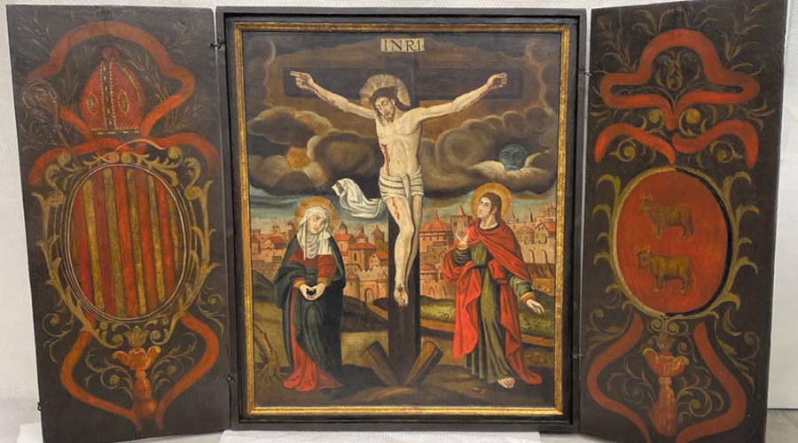 Escena de la Crucifixió amb Jesucrist a la Creu i als seus peus la Verge Maria i Sant Joan