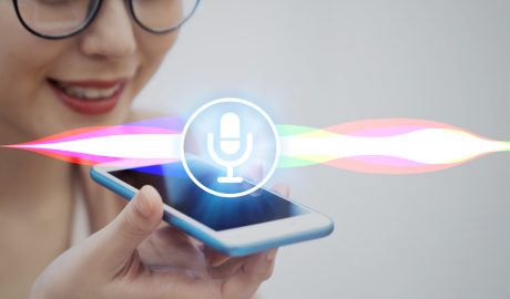 Una dona parlant pel mòbil