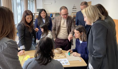 Les autoritats del Govern visitant la fundació