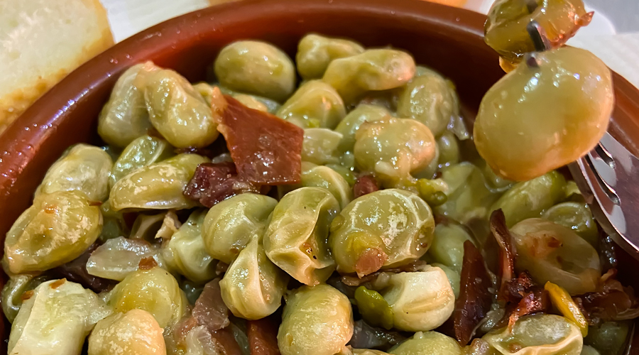 Una ració de faves saltades amb pernil (Getty images)