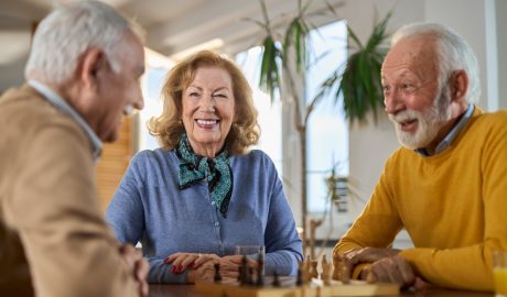 Persones grans vivint en comunitat