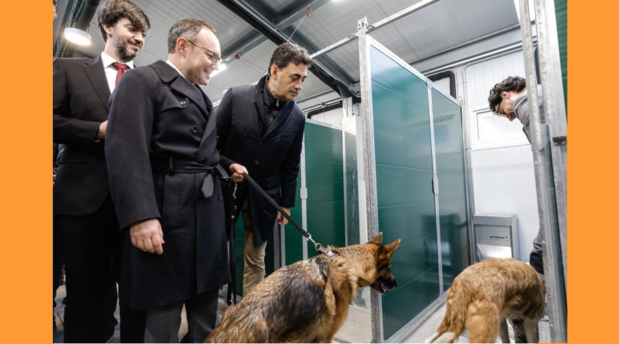 Les autoritats visitant l'antiga gossera oficial (SFGA)