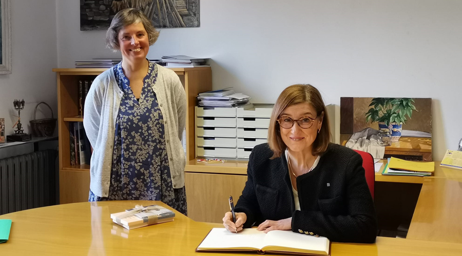Josefina Lladós i Imma Barral qui signa al llibre d'honor del Consell Comarcal (CCAU)