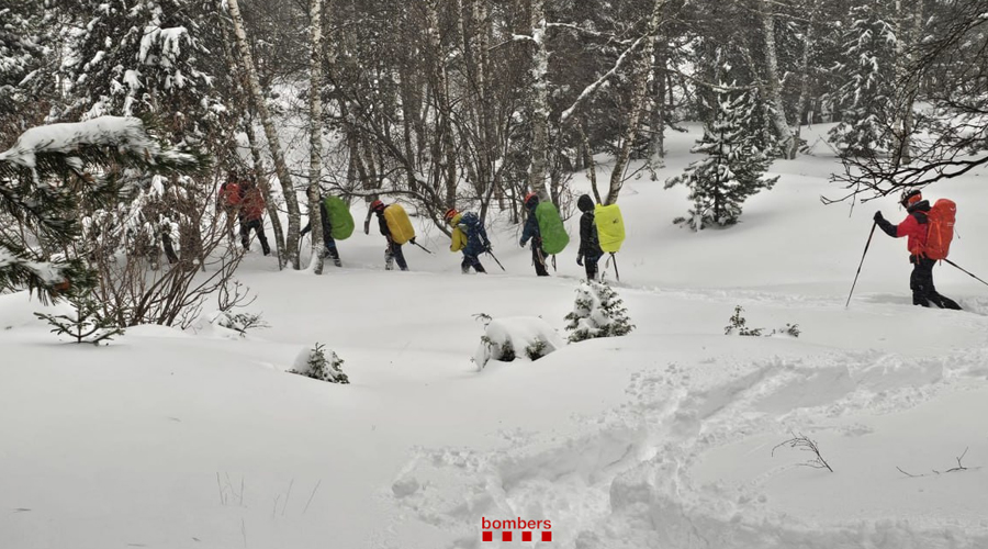 Els joves perduts a Lladorre, amb els Bombers de la Generalitat (Foto: Bombers de la Generalitat)