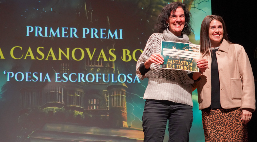 Laura Casanovas amb el guardó rebut de mans de la cònsol major, Laura Mas