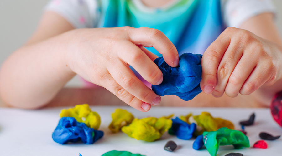 Un infant jugant amb plastilina (Getty images)