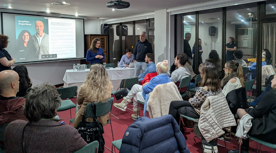 A l'esquerra, Judith Pallarés; al centre, Noelia Souque; i, a la dreta, Marc Magallon (Acció)