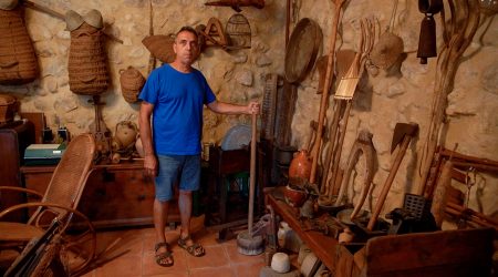 Pep Gimeno envoltat d'estris del camp (Periòdic d'Ontinyent)