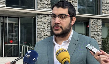 Pere Baró fent les declaracions en nom del Partit Socialdemòcrata