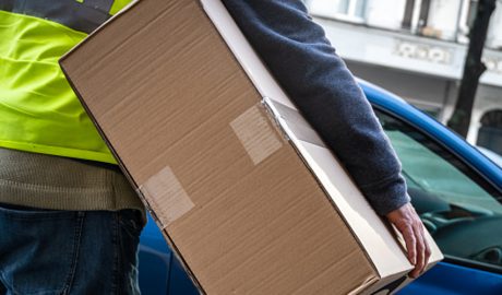 Un repartidor duent un paquet