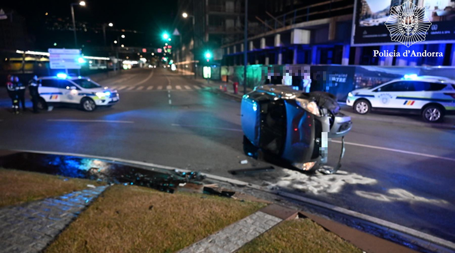 Un dels accidents amb danys materials registrats durant el cap de setmana, aquest a la rotonda de la Comella (Policia d'Andorra)