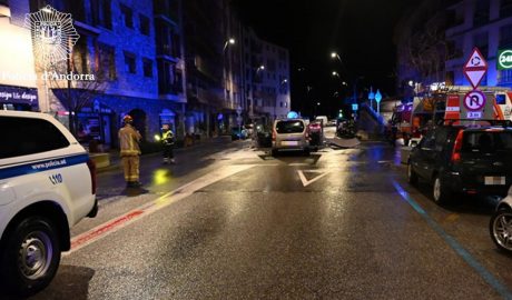 Al centre de la foto, el vehicle sinistrat en topar contra la rotonda