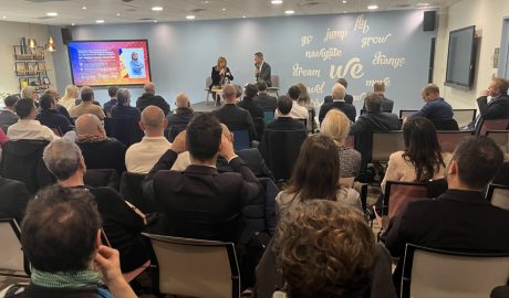 Al fons, a l'escenari, la ministra Marsol intervenint davant dels empresaris francesos