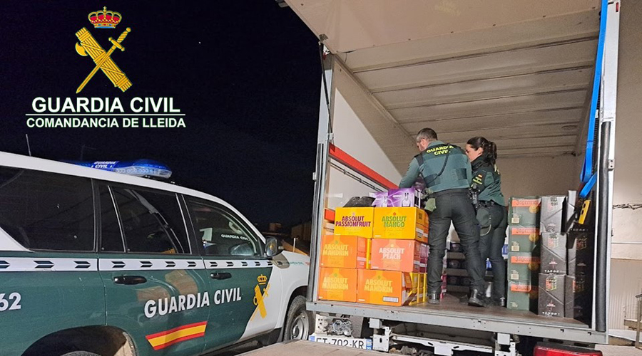 El camió interceptat per la Guàrdia Civil a Civís amb alcohol de contraban (Guàrdia Civil)