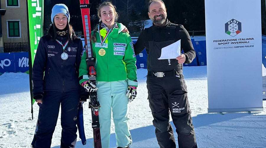 Al centre, Clàudia Garcia, segona al gegant NJR de San Giovanni di Fassa. Foto: FAE