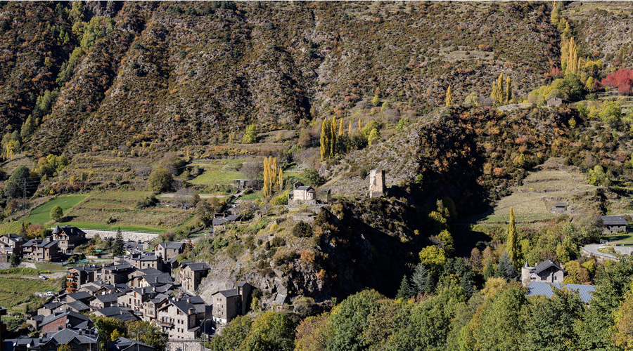 Al centre, el conjunt patrimonial de Les Bons (Àlex Tena / Comú d'Encamp)