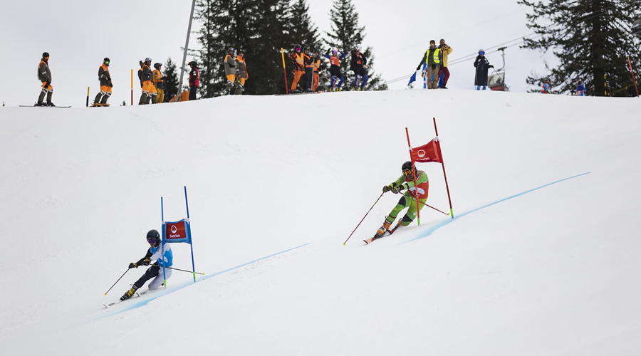 Lucas Pagès, a l'esquerra, a la WC de Melchsee Frutt. Foto: FIS Telemark