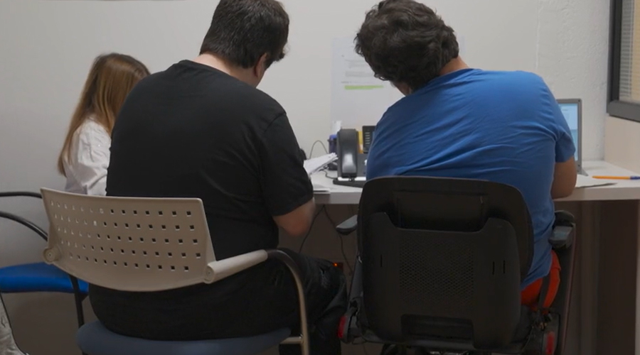 Usuaris d'Integra Pirineus prestant atenció telefònica a l'Ajuntament de la Seu (Aj. la Seu)