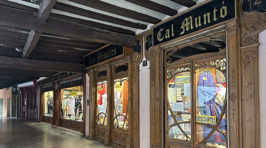 La façana de la botiga Cal Muntó de la Seu, pocs dies abans de tancar portes definitivament (Foto: RàdioSeu)