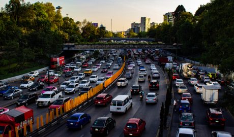 Contaminació causada pels nombrosos vehicles de combustió