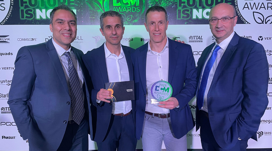 La representació andorrana rebent el guardó (Andorra Telecom)