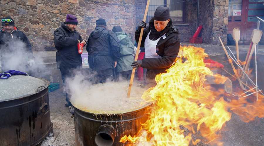 L'escudella de Sant Antoni al Pas de la Casa en una edició anterior (Comú d'Encamp)