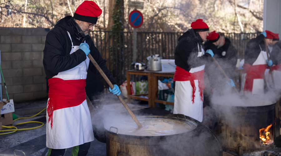 Els cuiners acabant de preparar l'escudella (comuee)
