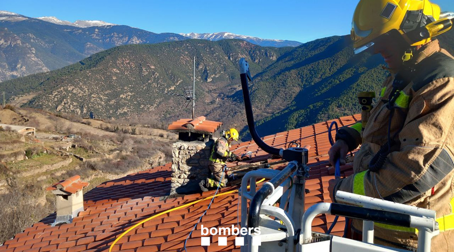 Extinció d'un foc en una casa d'Ansovell (Foto: Bombers Generalitat)