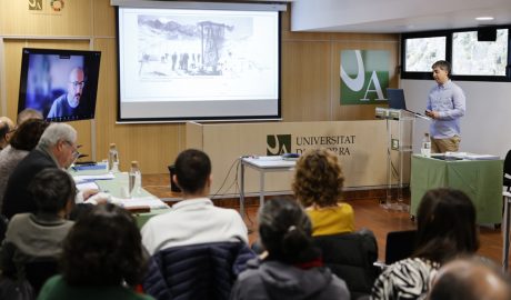 A la dreta, Jon Saracho, defensant la seva tesi doctoral