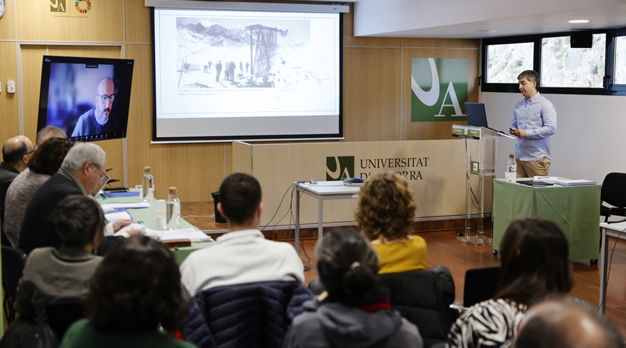 A la dreta, Jon Saracho, defensant la seva tesi doctoral (UdA)